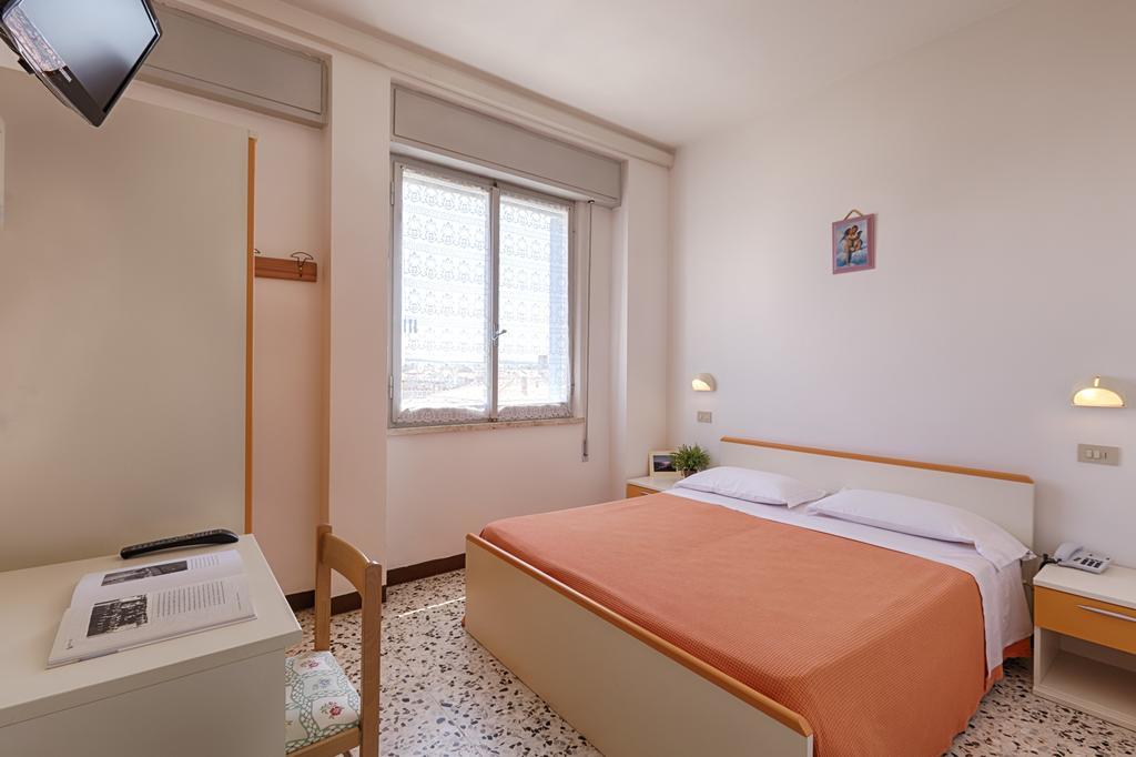 Hotel Dinarica Марота Екстериор снимка